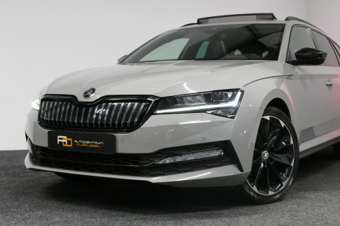 Škoda Superb Combi 1.4 TSI iV Sportline Business / Panoramadak / Elektr. verstelbare stoelen + memory / Elektr. wegklapbare trekhaak / Stoelverwarming / Ambienteverlichting / Apple Carplay - Android Auto / Achteruitrijcamera / Stuuwielverwarming / PDC / 19'' LMV / Nav