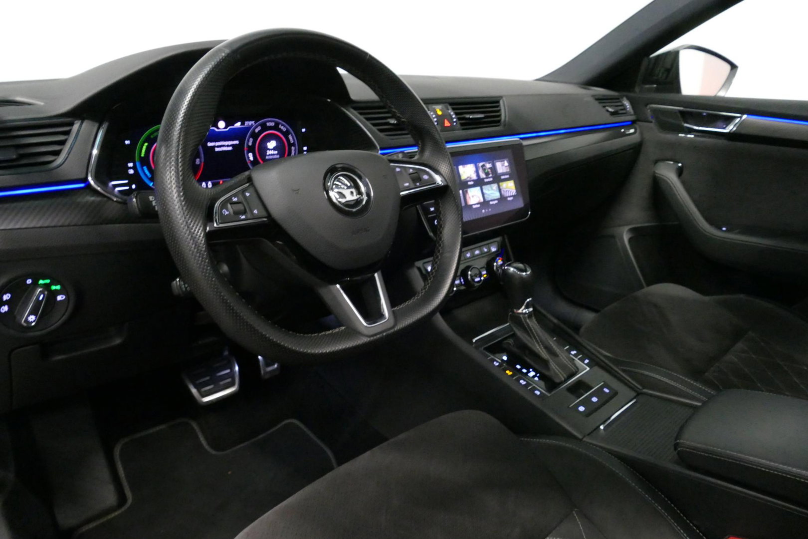 Škoda Superb Combi 1.4 TSI iV Sportline Business / Panoramadak / Elektr. verstelbare stoelen + memory / Elektr. wegklapbare trekhaak / Stoelverwarming / Ambienteverlichting / Apple Carplay - Android Auto / Achteruitrijcamera / Stuuwielverwarming / PDC / 19'' LMV / Nav