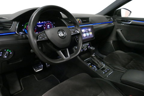 Škoda Superb Combi 1.4 TSI iV Sportline Business / Panoramadak / Elektr. verstelbare stoelen + memory / Elektr. wegklapbare trekhaak / Stoelverwarming / Ambienteverlichting / Apple Carplay - Android Auto / Achteruitrijcamera / Stuuwielverwarming / PDC / 19'' LMV / Nav