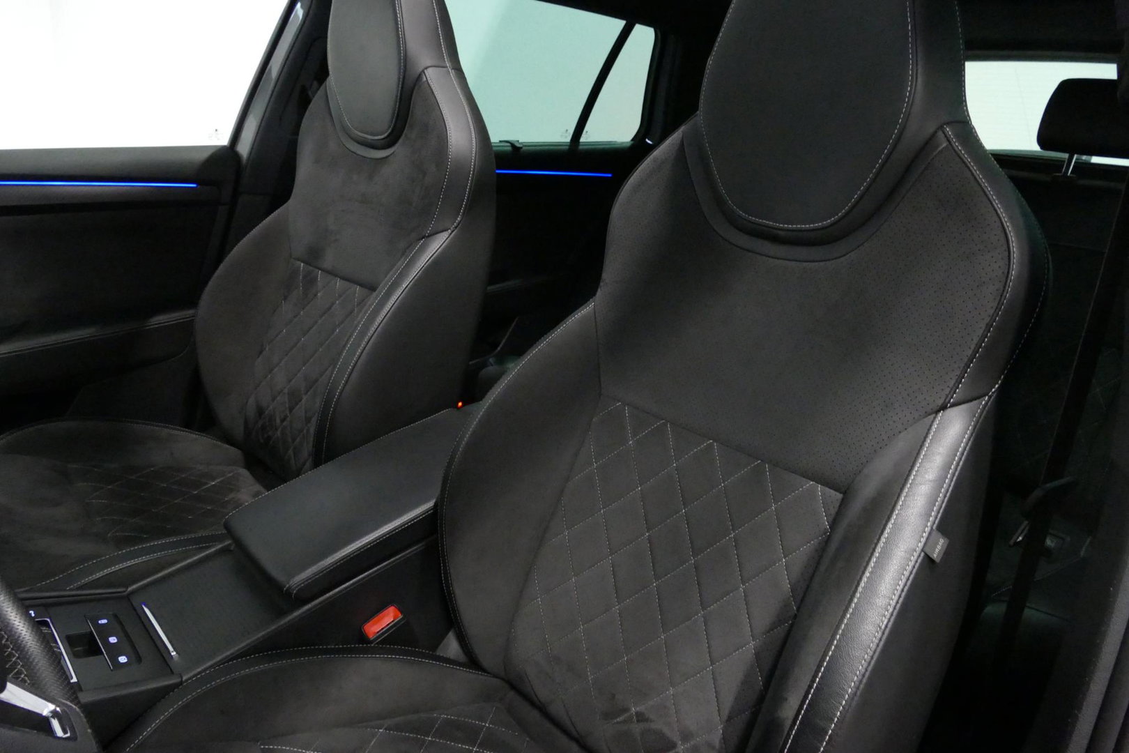 Škoda Superb Combi 1.4 TSI iV Sportline Business / Panoramadak / Elektr. verstelbare stoelen + memory / Elektr. wegklapbare trekhaak / Stoelverwarming / Ambienteverlichting / Apple Carplay - Android Auto / Achteruitrijcamera / Stuuwielverwarming / PDC / 19'' LMV / Nav