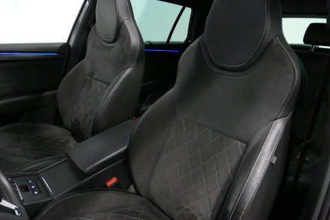 Škoda Superb Combi 1.4 TSI iV Sportline Business / Panoramadak / Elektr. verstelbare stoelen + memory / Elektr. wegklapbare trekhaak / Stoelverwarming / Ambienteverlichting / Apple Carplay - Android Auto / Achteruitrijcamera / Stuuwielverwarming / PDC / 19'' LMV / Nav