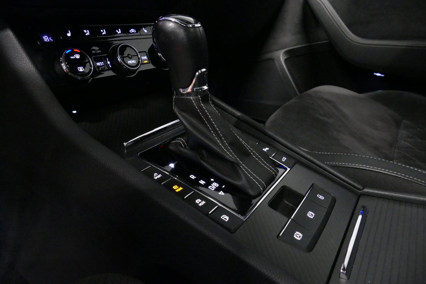 Škoda Superb Combi 1.4 TSI iV Sportline Business / Panoramadak / Elektr. verstelbare stoelen + memory / Elektr. wegklapbare trekhaak / Stoelverwarming / Ambienteverlichting / Apple Carplay - Android Auto / Achteruitrijcamera / Stuuwielverwarming / PDC / 19'' LMV / Nav