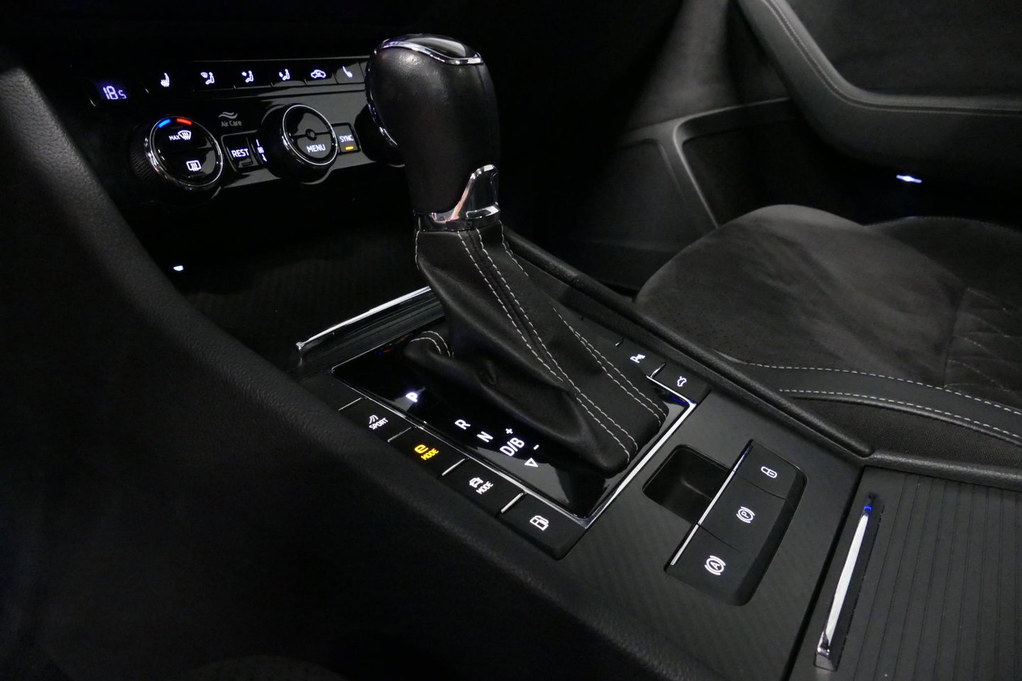 Škoda Superb Combi 1.4 TSI iV Sportline Business / Panoramadak / Elektr. verstelbare stoelen + memory / Elektr. wegklapbare trekhaak / Stoelverwarming / Ambienteverlichting / Apple Carplay - Android Auto / Achteruitrijcamera / Stuuwielverwarming / PDC / 19'' LMV / Nav