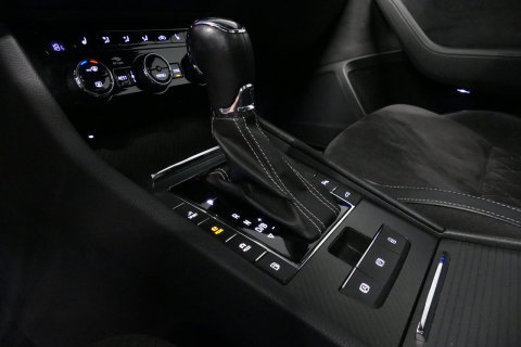 Škoda Superb Combi 1.4 TSI iV Sportline Business / Panoramadak / Elektr. verstelbare stoelen + memory / Elektr. wegklapbare trekhaak / Stoelverwarming / Ambienteverlichting / Apple Carplay - Android Auto / Achteruitrijcamera / Stuuwielverwarming / PDC / 19'' LMV / Nav