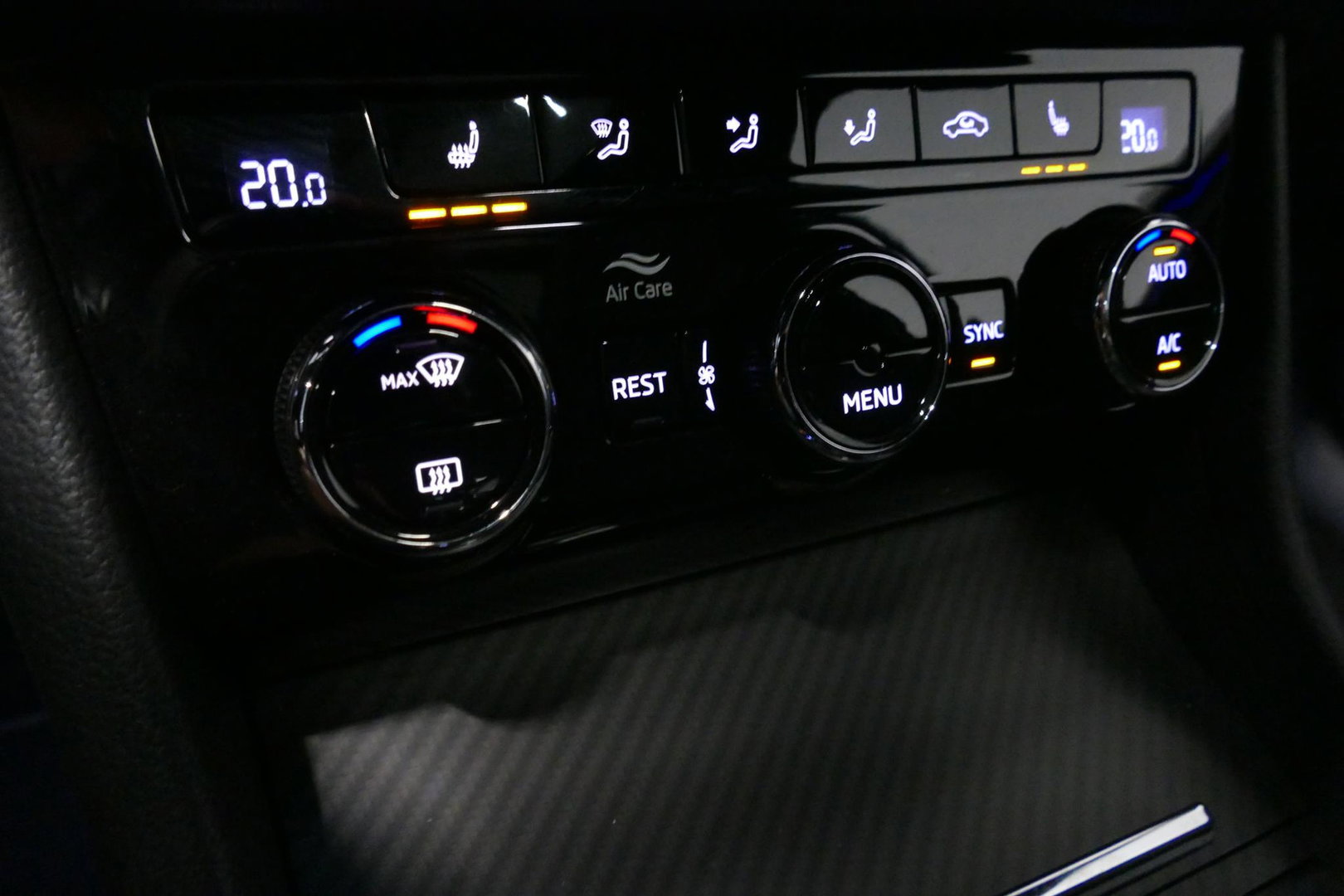 Škoda Superb Combi 1.4 TSI iV Sportline Business / Panoramadak / Elektr. verstelbare stoelen + memory / Elektr. wegklapbare trekhaak / Stoelverwarming / Ambienteverlichting / Apple Carplay - Android Auto / Achteruitrijcamera / Stuuwielverwarming / PDC / 19'' LMV / Nav