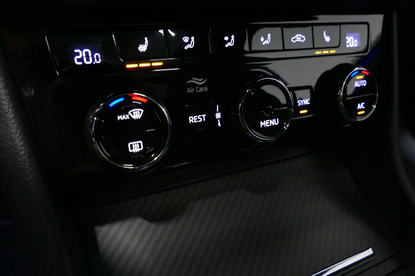 Škoda Superb Combi 1.4 TSI iV Sportline Business / Panoramadak / Elektr. verstelbare stoelen + memory / Elektr. wegklapbare trekhaak / Stoelverwarming / Ambienteverlichting / Apple Carplay - Android Auto / Achteruitrijcamera / Stuuwielverwarming / PDC / 19'' LMV / Nav