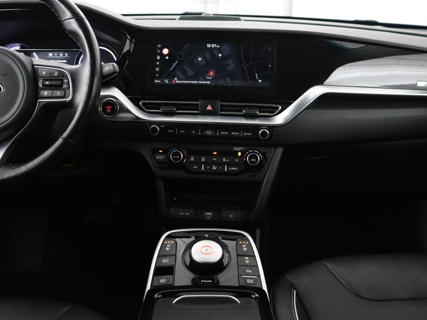 Kia e-Niro DynamicPlusLine 64 kWh | SOH 94,3% | Panoramadak | Memory | Leder | Stuur/stoel verwarming | Stoelventilatie | Dodehoek detectie | Cruise control | Carplay | Camera | Park assist | PHEV