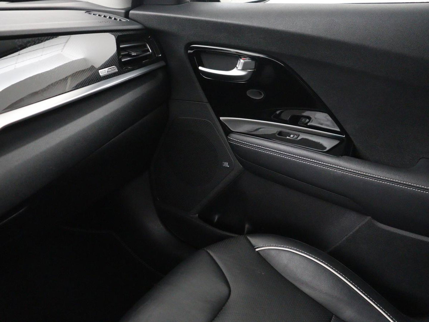 Kia e-Niro DynamicPlusLine 64 kWh | SOH 94,3% | Panoramadak | Memory | Leder | Stuur/stoel verwarming | Stoelventilatie | Dodehoek detectie | Cruise control | Carplay | Camera | Park assist | PHEV