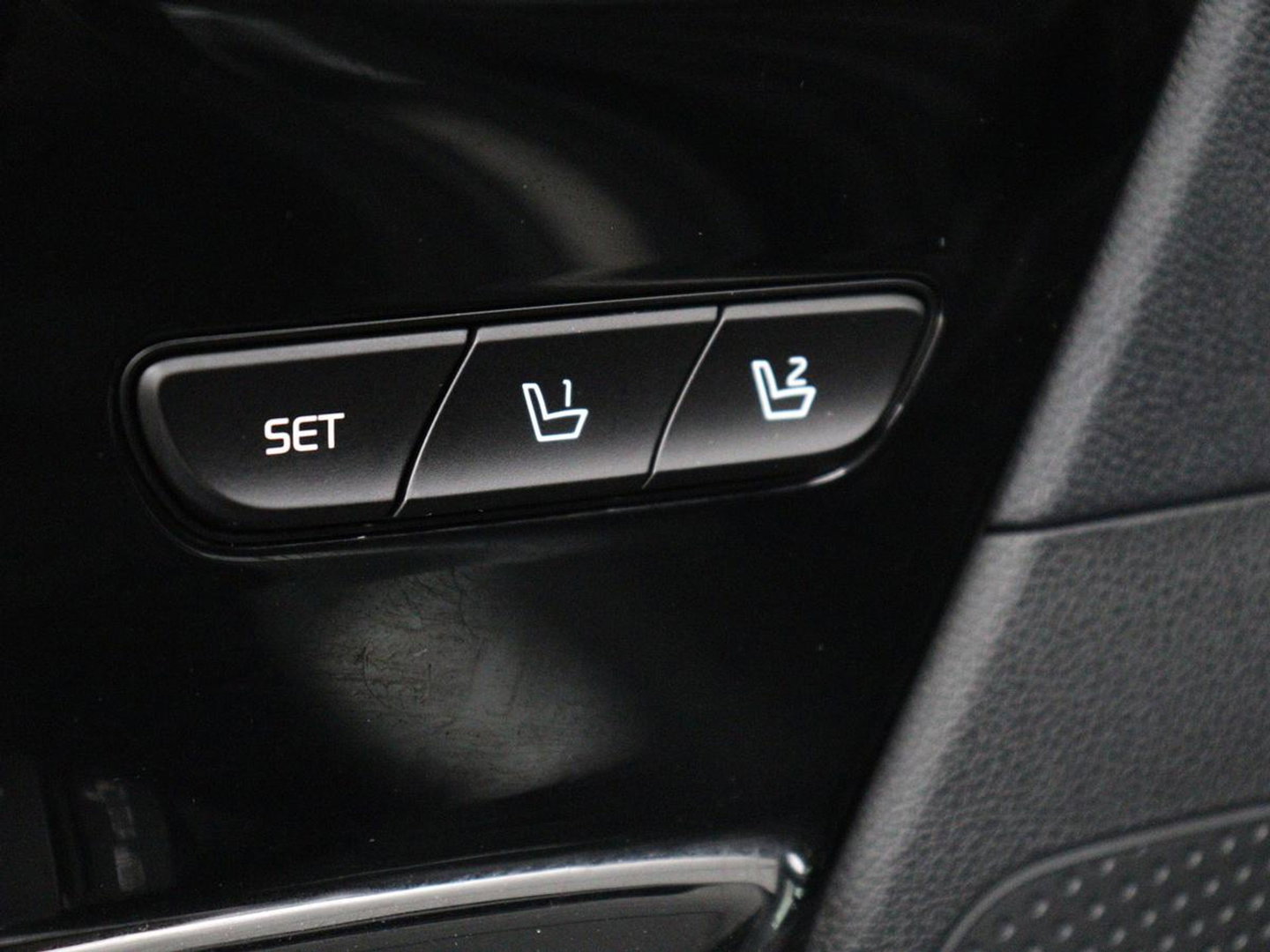 Kia e-Niro DynamicPlusLine 64 kWh | SOH 94,3% | Panoramadak | Memory | Leder | Stuur/stoel verwarming | Stoelventilatie | Dodehoek detectie | Cruise control | Carplay | Camera | Park assist | PHEV