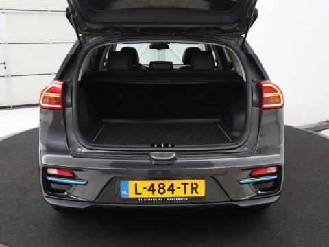 Kia e-Niro DynamicPlusLine 64 kWh | SOH 94,3% | Panoramadak | Memory | Leder | Stuur/stoel verwarming | Stoelventilatie | Dodehoek detectie | Cruise control | Carplay | Camera | Park assist | PHEV