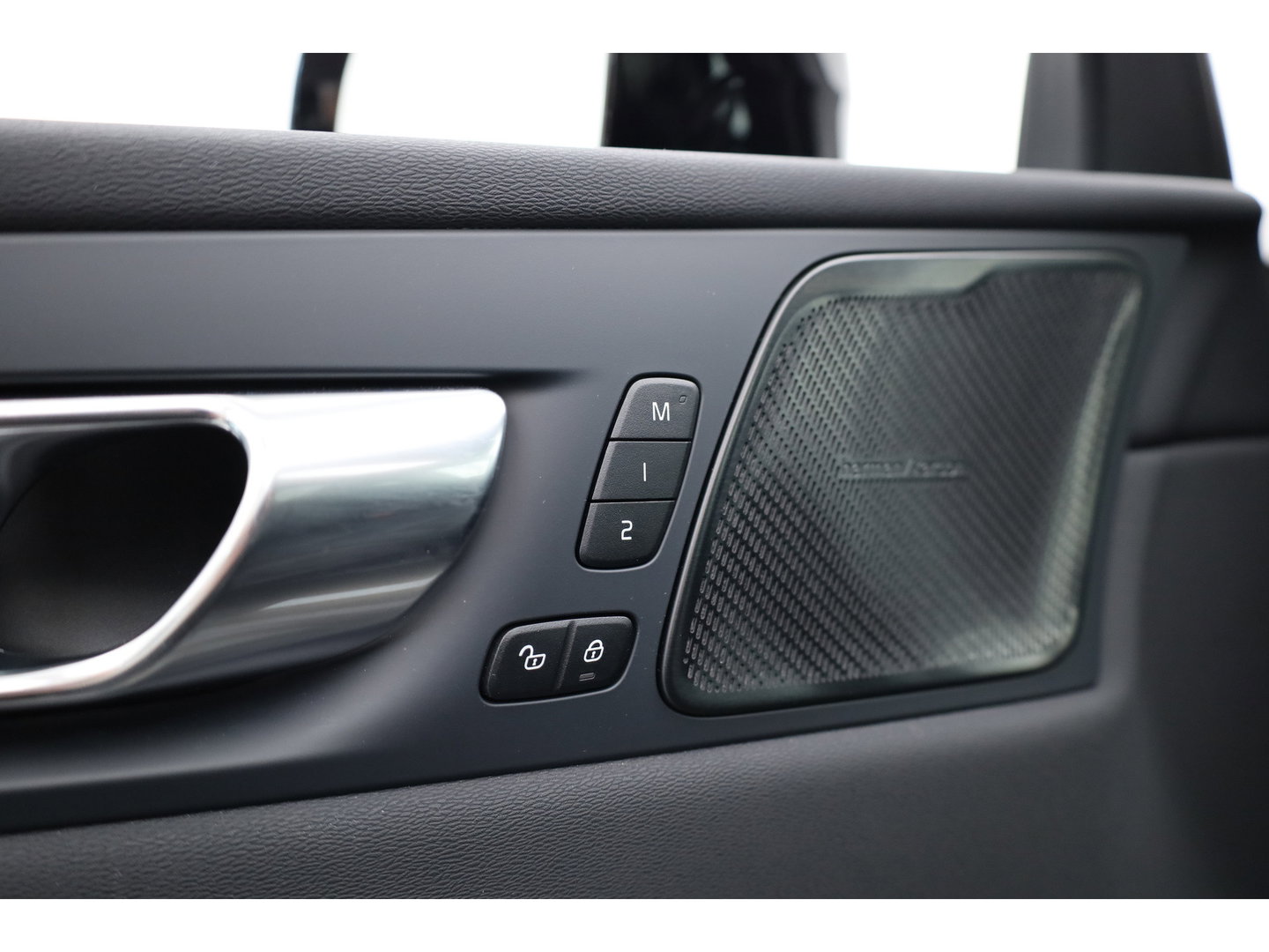 Volvo XC60 2.0 T6 Plug-in hybrid AWD Plus Dark | Pano-dak | Trekhaak | Adap. Cruise | 360 camera | Dodehoek (Blis)