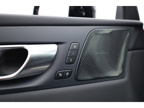 Volvo XC60 2.0 T6 Plug-in hybrid AWD Plus Dark | Pano-dak | Trekhaak | Adap. Cruise | 360 camera | Dodehoek (Blis)