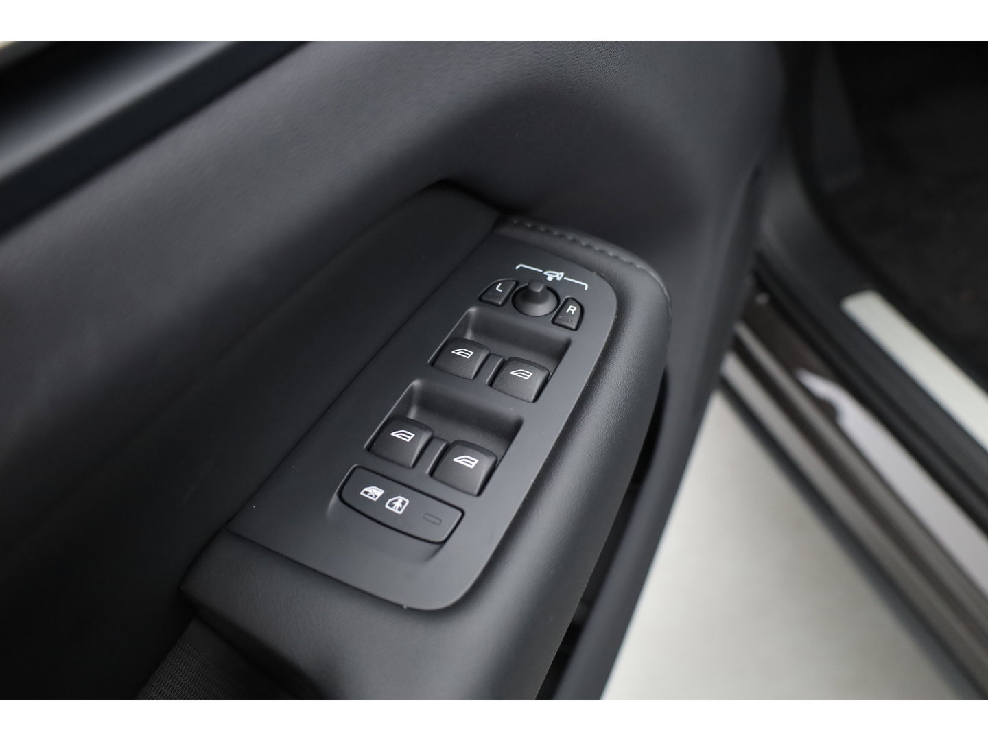 Volvo XC60 2.0 T6 Plug-in hybrid AWD Plus Dark | Pano-dak | Trekhaak | Adap. Cruise | 360 camera | Dodehoek (Blis)