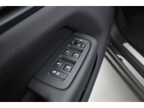 Volvo XC60 2.0 T6 Plug-in hybrid AWD Plus Dark | Pano-dak | Trekhaak | Adap. Cruise | 360 camera | Dodehoek (Blis)