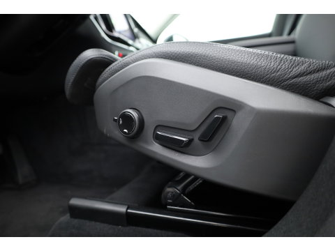 Volvo XC60 2.0 T6 Plug-in hybrid AWD Plus Dark | Pano-dak | Trekhaak | Adap. Cruise | 360 camera | Dodehoek (Blis)
