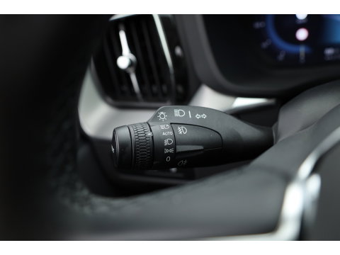 Volvo XC60 2.0 T6 Plug-in hybrid AWD Plus Dark | Pano-dak | Trekhaak | Adap. Cruise | 360 camera | Dodehoek (Blis)