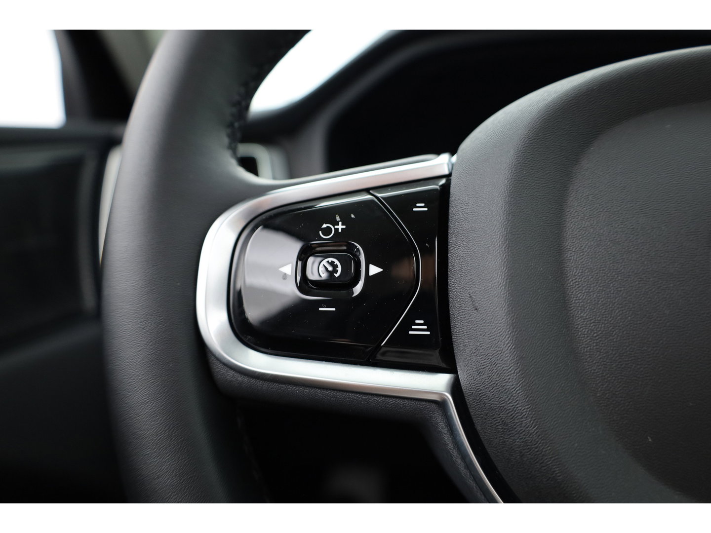 Volvo XC60 2.0 T6 Plug-in hybrid AWD Plus Dark | Pano-dak | Trekhaak | Adap. Cruise | 360 camera | Dodehoek (Blis)