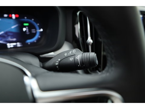 Volvo XC60 2.0 T6 Plug-in hybrid AWD Plus Dark | Pano-dak | Trekhaak | Adap. Cruise | 360 camera | Dodehoek (Blis)