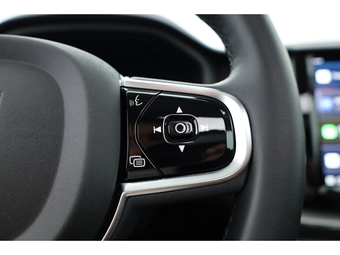 Volvo XC60 2.0 T6 Plug-in hybrid AWD Plus Dark | Pano-dak | Trekhaak | Adap. Cruise | 360 camera | Dodehoek (Blis)