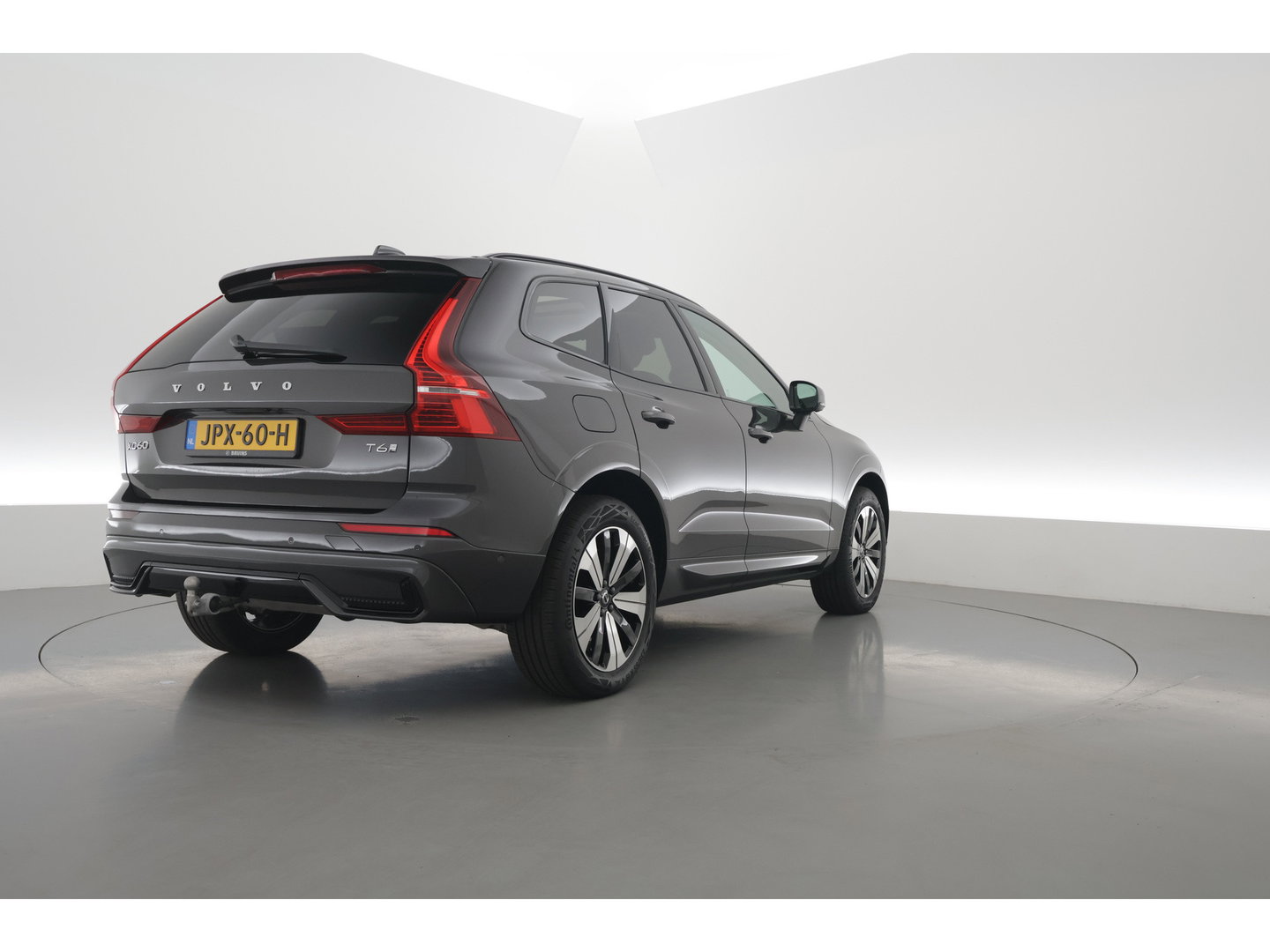 Volvo XC60 2.0 T6 Plug-in hybrid AWD Plus Dark | Pano-dak | Trekhaak | Adap. Cruise | 360 camera | Dodehoek (Blis)