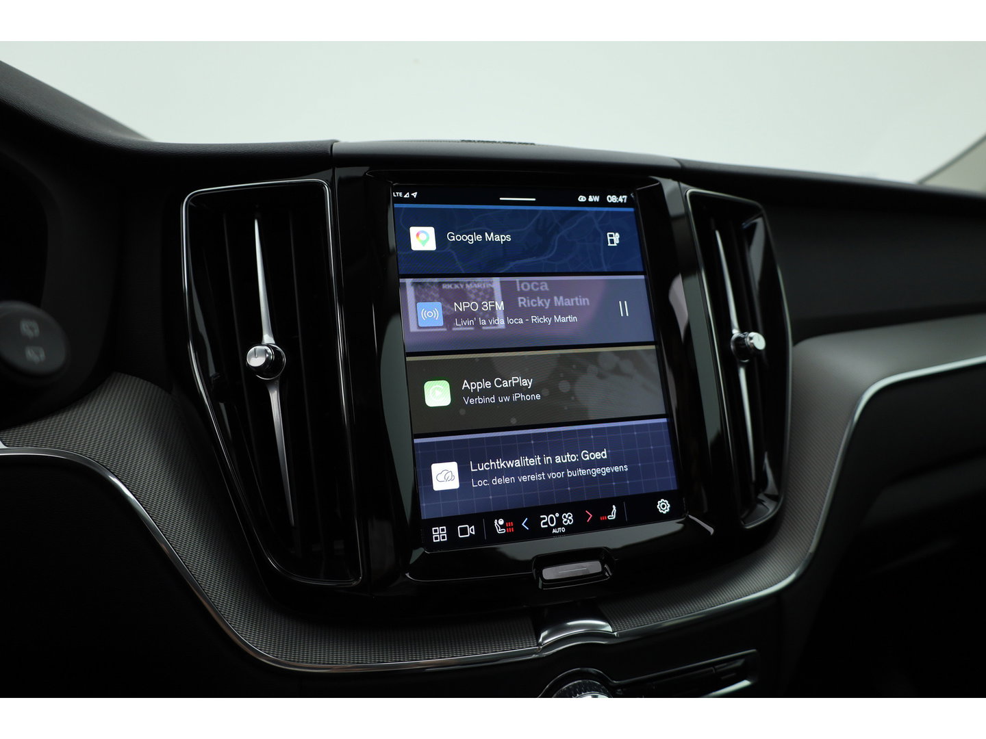 Volvo XC60 2.0 T6 Plug-in hybrid AWD Plus Dark | Pano-dak | Trekhaak | Adap. Cruise | 360 camera | Dodehoek (Blis)