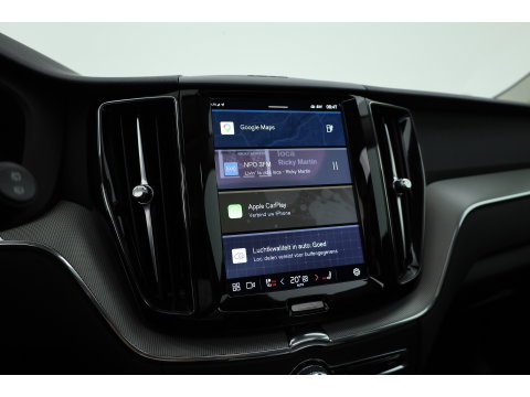 Volvo XC60 2.0 T6 Plug-in hybrid AWD Plus Dark | Pano-dak | Trekhaak | Adap. Cruise | 360 camera | Dodehoek (Blis)