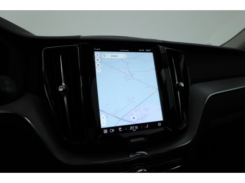Volvo XC60 2.0 T6 Plug-in hybrid AWD Plus Dark | Pano-dak | Trekhaak | Adap. Cruise | 360 camera | Dodehoek (Blis)