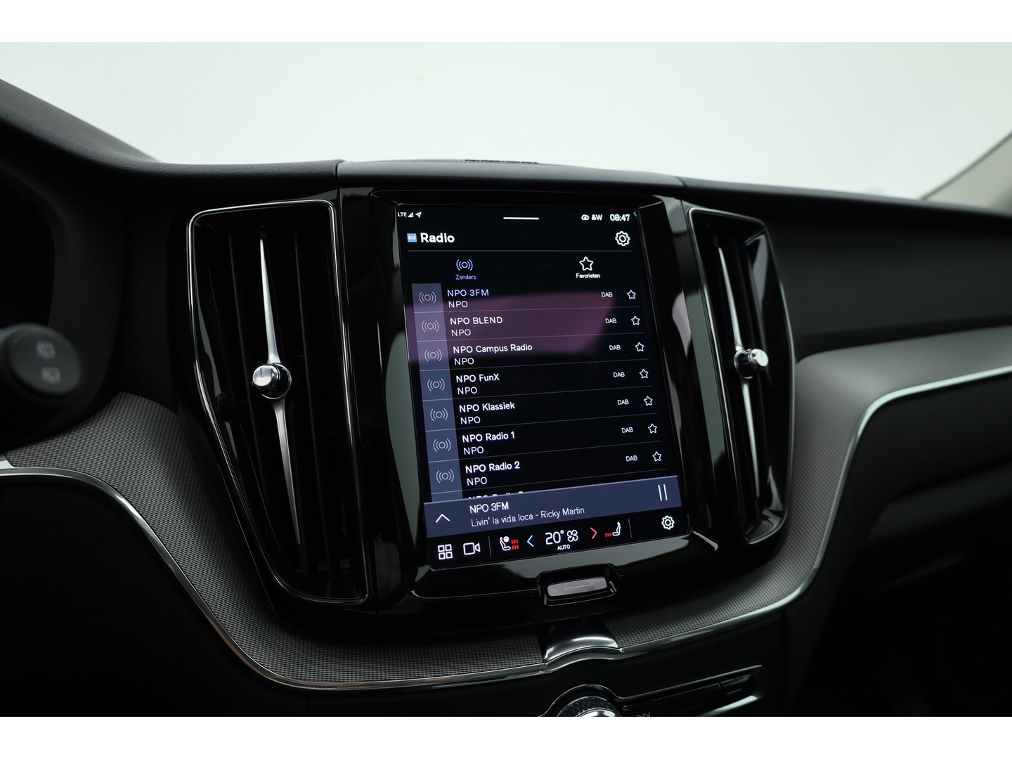 Volvo XC60 2.0 T6 Plug-in hybrid AWD Plus Dark | Pano-dak | Trekhaak | Adap. Cruise | 360 camera | Dodehoek (Blis)