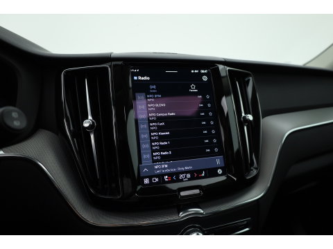 Volvo XC60 2.0 T6 Plug-in hybrid AWD Plus Dark | Pano-dak | Trekhaak | Adap. Cruise | 360 camera | Dodehoek (Blis)