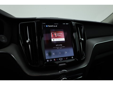 Volvo XC60 2.0 T6 Plug-in hybrid AWD Plus Dark | Pano-dak | Trekhaak | Adap. Cruise | 360 camera | Dodehoek (Blis)