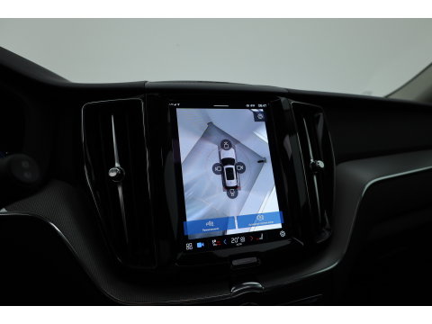 Volvo XC60 2.0 T6 Plug-in hybrid AWD Plus Dark | Pano-dak | Trekhaak | Adap. Cruise | 360 camera | Dodehoek (Blis)