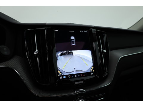 Volvo XC60 2.0 T6 Plug-in hybrid AWD Plus Dark | Pano-dak | Trekhaak | Adap. Cruise | 360 camera | Dodehoek (Blis)