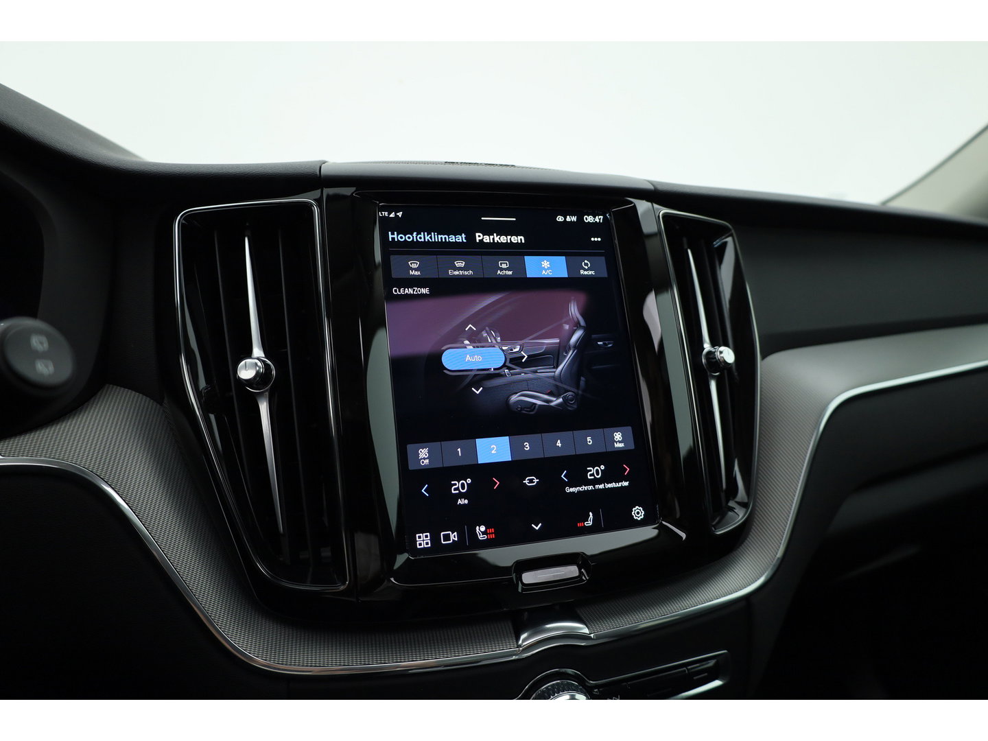 Volvo XC60 2.0 T6 Plug-in hybrid AWD Plus Dark | Pano-dak | Trekhaak | Adap. Cruise | 360 camera | Dodehoek (Blis)