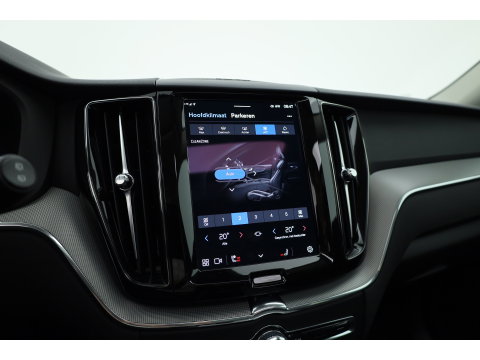 Volvo XC60 2.0 T6 Plug-in hybrid AWD Plus Dark | Pano-dak | Trekhaak | Adap. Cruise | 360 camera | Dodehoek (Blis)
