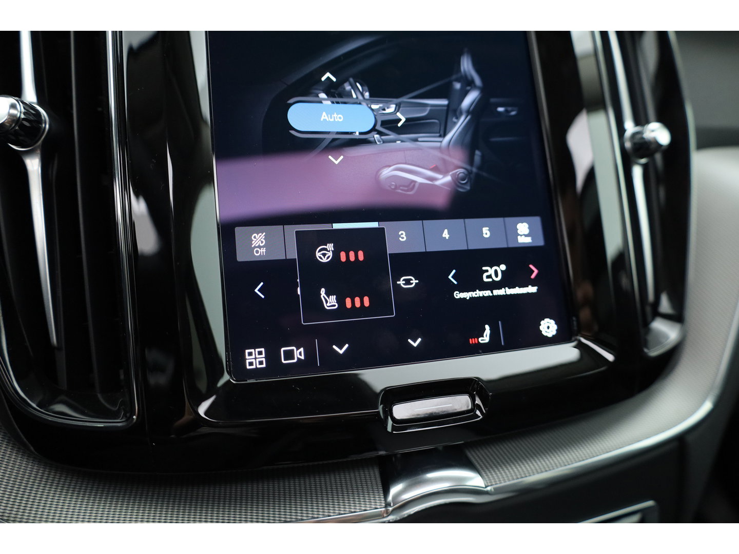 Volvo XC60 2.0 T6 Plug-in hybrid AWD Plus Dark | Pano-dak | Trekhaak | Adap. Cruise | 360 camera | Dodehoek (Blis)