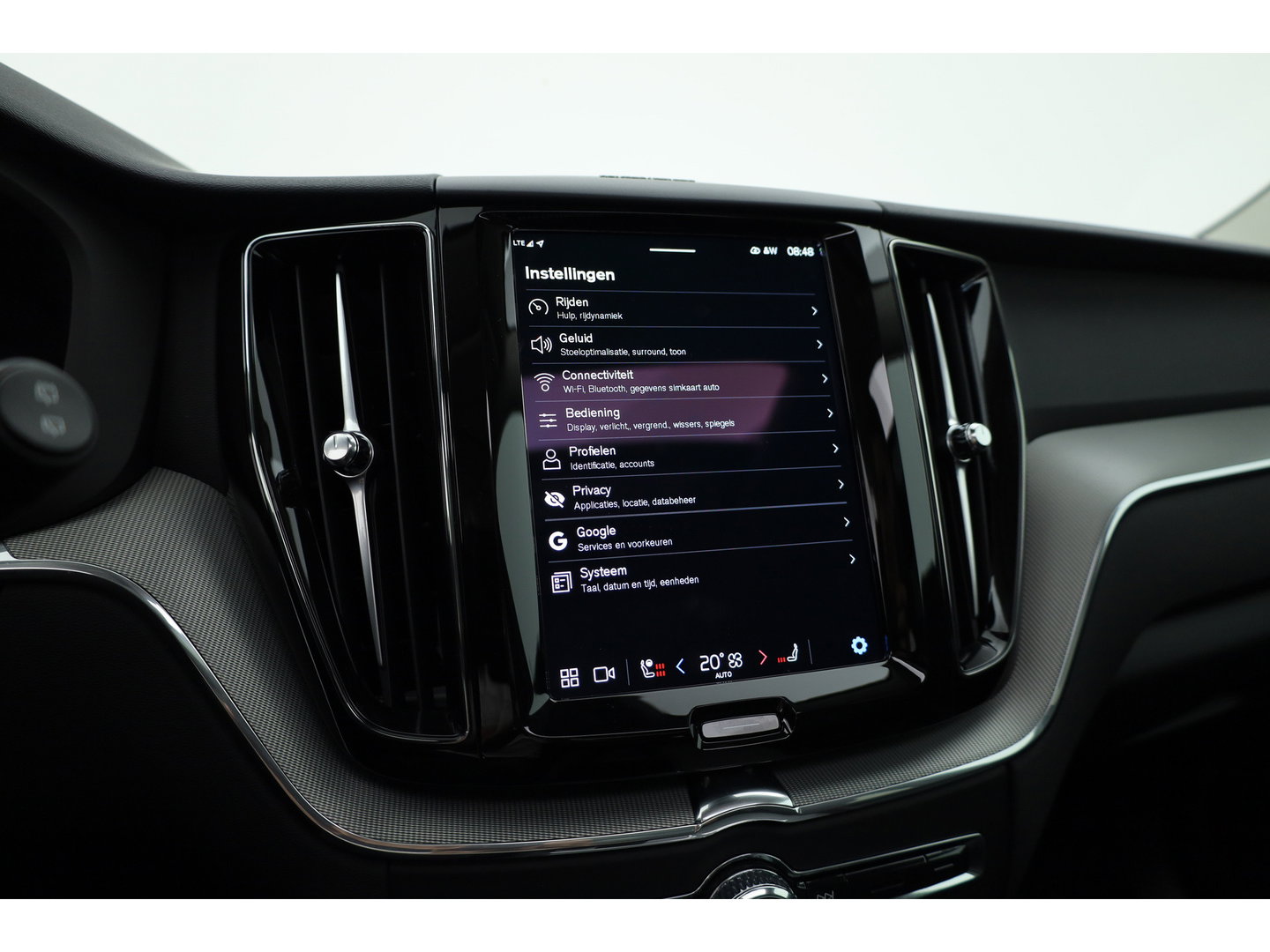 Volvo XC60 2.0 T6 Plug-in hybrid AWD Plus Dark | Pano-dak | Trekhaak | Adap. Cruise | 360 camera | Dodehoek (Blis)