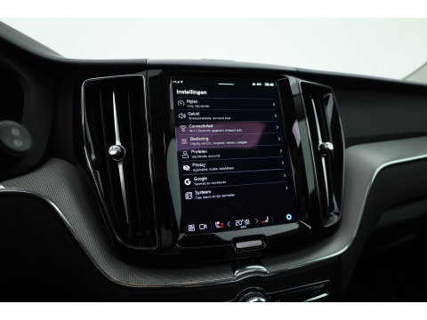Volvo XC60 2.0 T6 Plug-in hybrid AWD Plus Dark | Pano-dak | Trekhaak | Adap. Cruise | 360 camera | Dodehoek (Blis)
