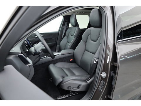 Volvo XC60 2.0 T6 Plug-in hybrid AWD Plus Dark | Pano-dak | Trekhaak | Adap. Cruise | 360 camera | Dodehoek (Blis)