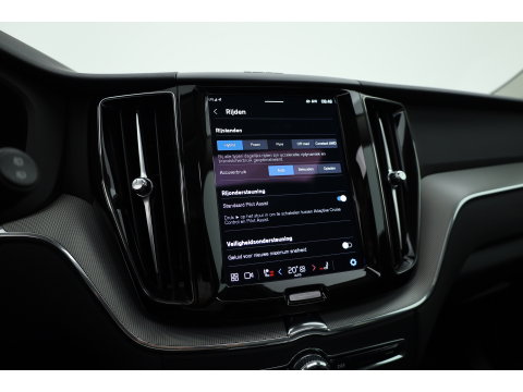 Volvo XC60 2.0 T6 Plug-in hybrid AWD Plus Dark | Pano-dak | Trekhaak | Adap. Cruise | 360 camera | Dodehoek (Blis)