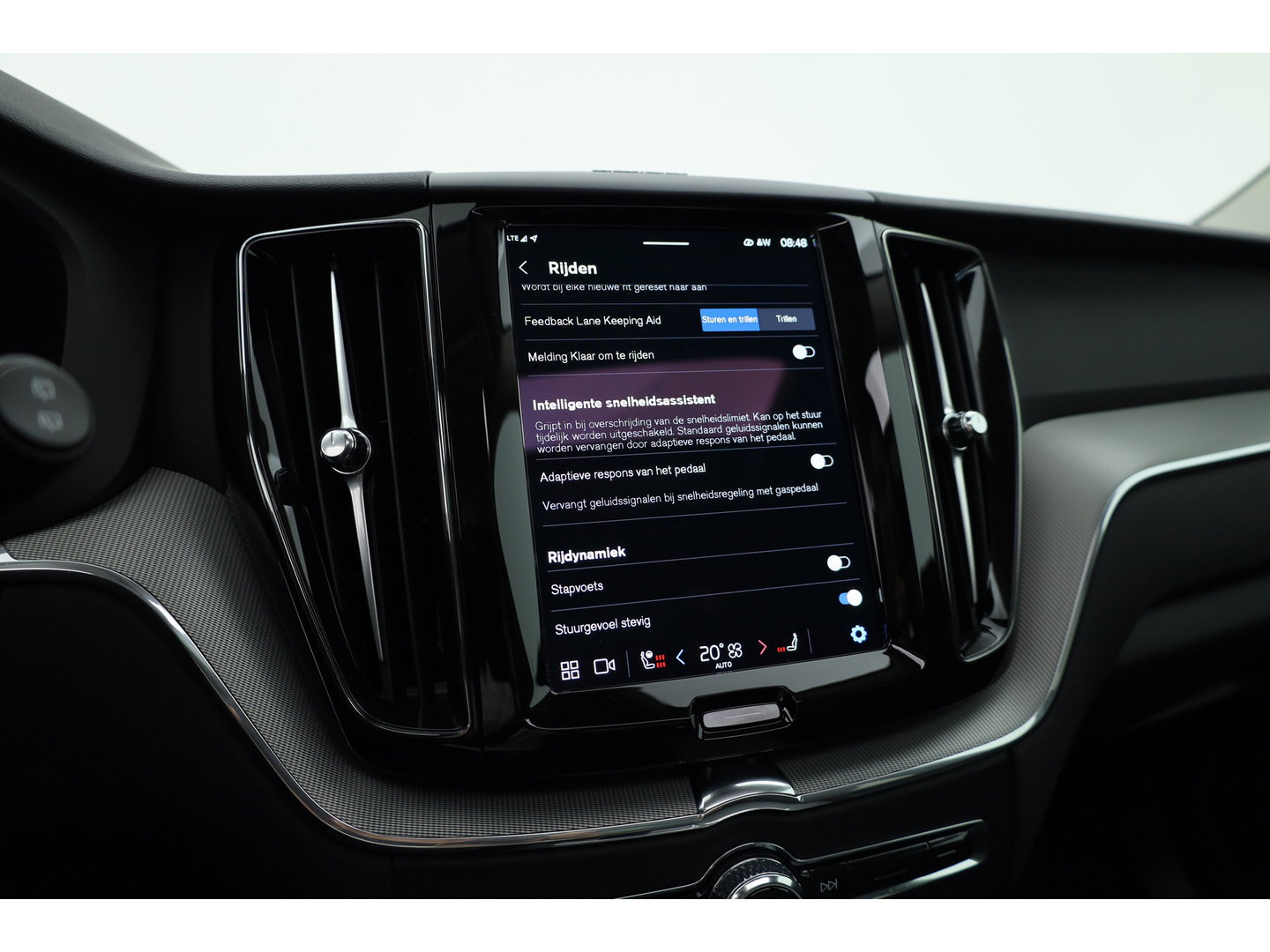 Volvo XC60 2.0 T6 Plug-in hybrid AWD Plus Dark | Pano-dak | Trekhaak | Adap. Cruise | 360 camera | Dodehoek (Blis)