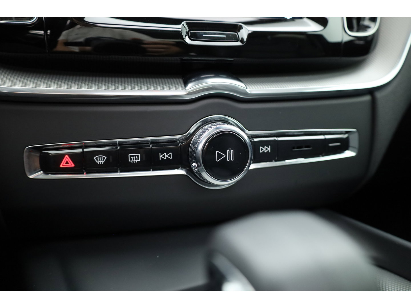 Volvo XC60 2.0 T6 Plug-in hybrid AWD Plus Dark | Pano-dak | Trekhaak | Adap. Cruise | 360 camera | Dodehoek (Blis)