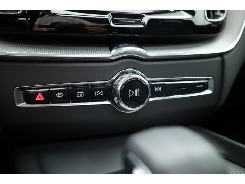 Volvo XC60 2.0 T6 Plug-in hybrid AWD Plus Dark | Pano-dak | Trekhaak | Adap. Cruise | 360 camera | Dodehoek (Blis)