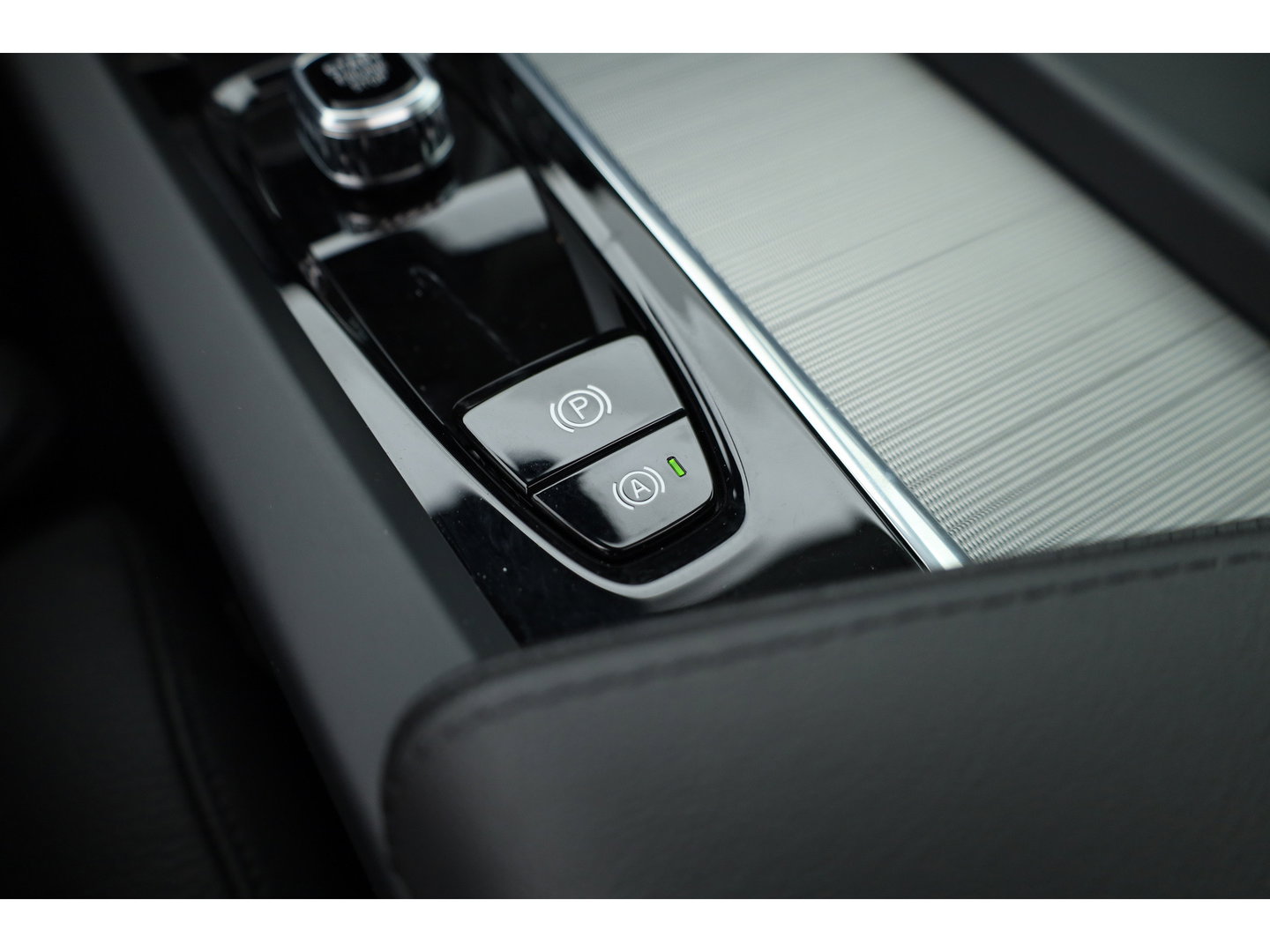 Volvo XC60 2.0 T6 Plug-in hybrid AWD Plus Dark | Pano-dak | Trekhaak | Adap. Cruise | 360 camera | Dodehoek (Blis)