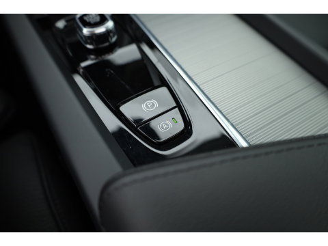 Volvo XC60 2.0 T6 Plug-in hybrid AWD Plus Dark | Pano-dak | Trekhaak | Adap. Cruise | 360 camera | Dodehoek (Blis)