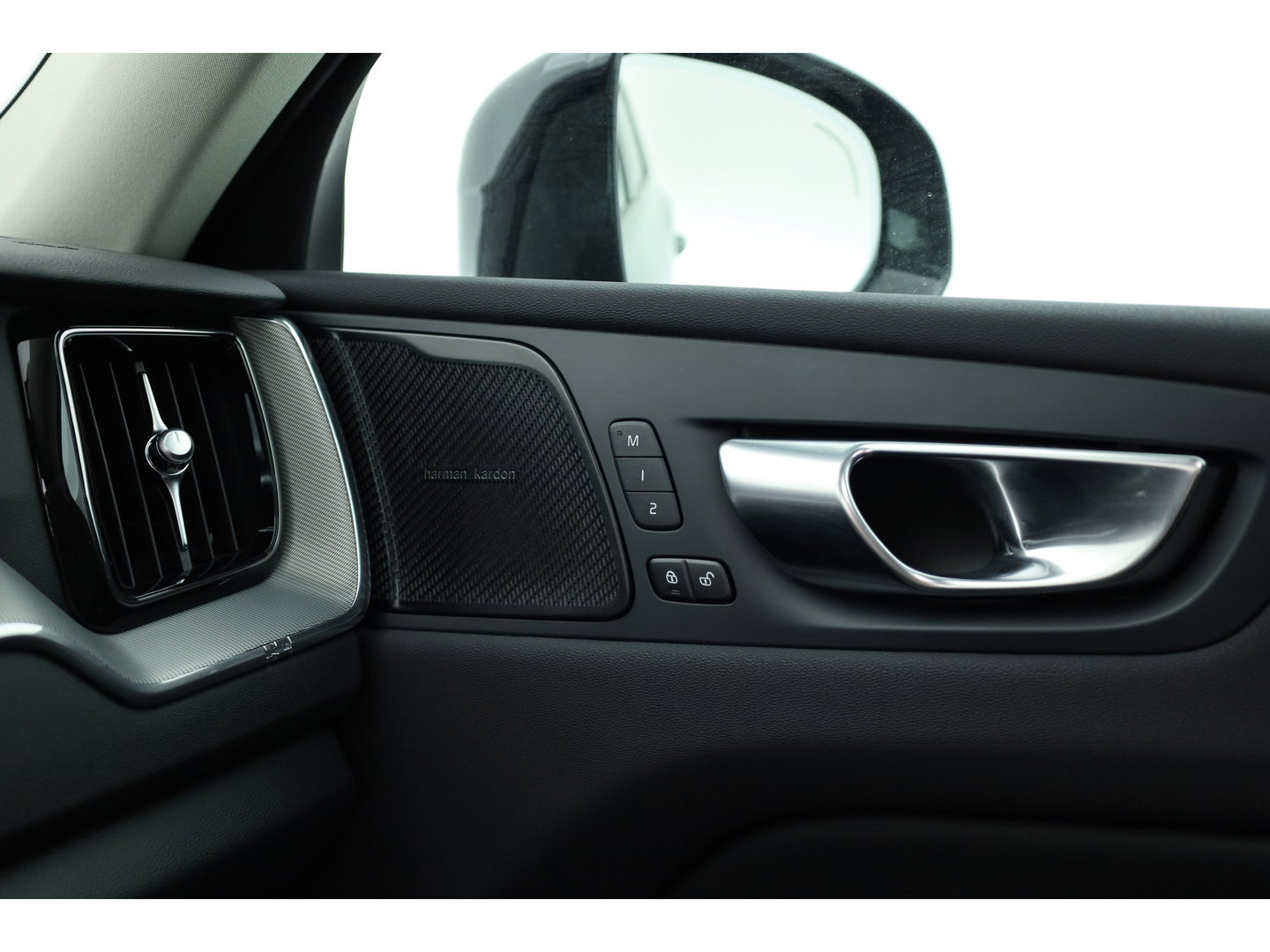 Volvo XC60 2.0 T6 Plug-in hybrid AWD Plus Dark | Pano-dak | Trekhaak | Adap. Cruise | 360 camera | Dodehoek (Blis)