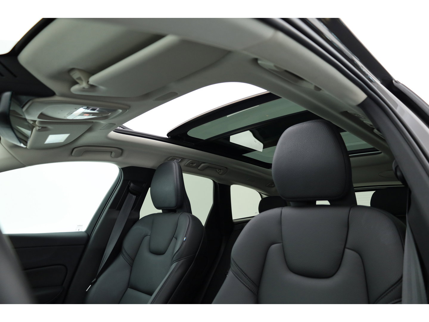 Volvo XC60 2.0 T6 Plug-in hybrid AWD Plus Dark | Pano-dak | Trekhaak | Adap. Cruise | 360 camera | Dodehoek (Blis)