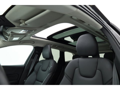 Volvo XC60 2.0 T6 Plug-in hybrid AWD Plus Dark | Pano-dak | Trekhaak | Adap. Cruise | 360 camera | Dodehoek (Blis)