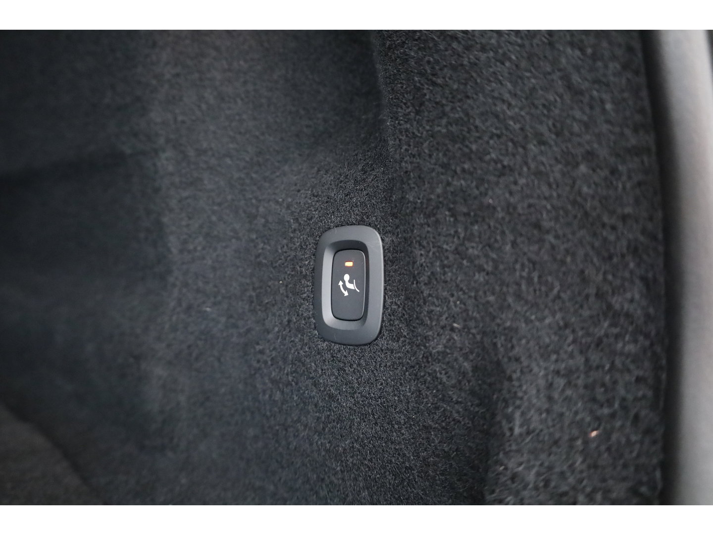 Volvo XC60 2.0 T6 Plug-in hybrid AWD Plus Dark | Pano-dak | Trekhaak | Adap. Cruise | 360 camera | Dodehoek (Blis)