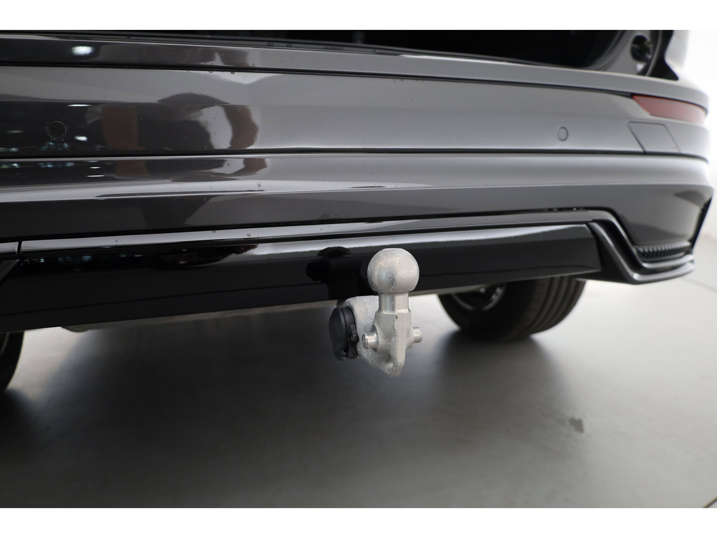 Volvo XC60 2.0 T6 Plug-in hybrid AWD Plus Dark | Pano-dak | Trekhaak | Adap. Cruise | 360 camera | Dodehoek (Blis)
