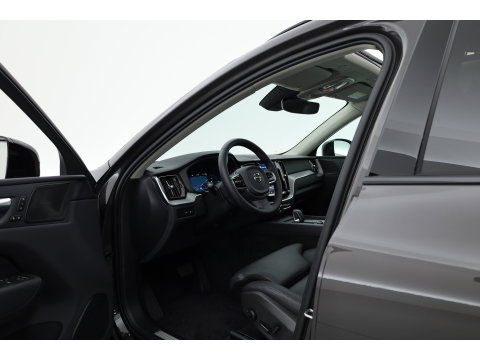 Volvo XC60 2.0 T6 Plug-in hybrid AWD Plus Dark | Pano-dak | Trekhaak | Adap. Cruise | 360 camera | Dodehoek (Blis)